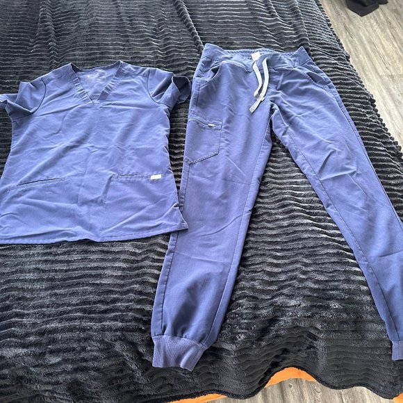 Navy FIGS scrub set | LIGHTLY WORN – like new! | UNBEATABLE PRICE! - Picture 3 of 6